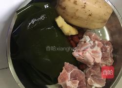 大骨莲藕海带汤的做法图解1