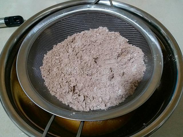 这将可可粉与低粉混合，一起筛入蛋糊中。