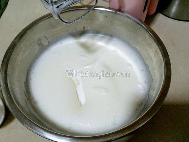 接着打发成细腻小泡状，再加入20克白糖打发。