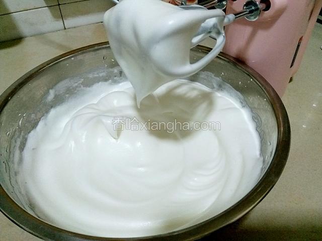 然后打成冒起小尖儿的奶油状，蛋白打发完成。