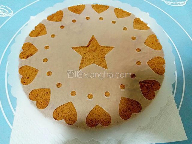 烤箱时间停止后取出蛋糕，倒扣冷却后脱模，放上自己喜欢的喷花模具。