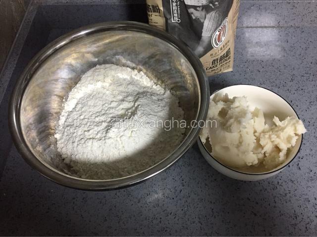 准备好油酥材料，放入干净无水大盆中搅拌均匀至无干粉状态，再揉成面团，也是用保鲜膜包好静置半小时，