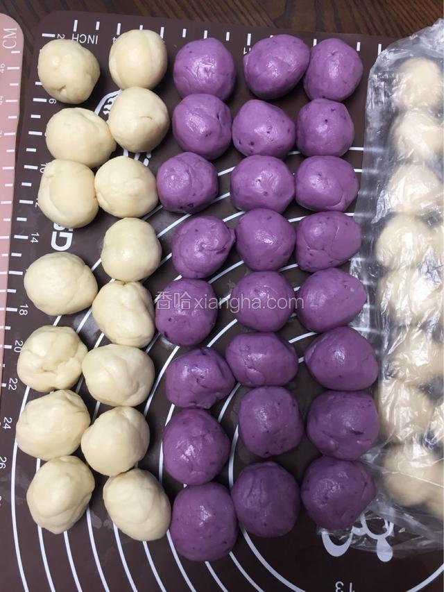 油酥皮面团，油酥面团分别取出各自再揉捏分成等量搓成小圆球，用保鲜膜盖好备用。油酥，油皮面团各称好总重，算好评价分成小剂子，搓成圆球！我这边白色油酥皮面团，紫色油酥皮面团都是520g，各自分好搓成17.5g的小圆球，白色油酥皮小球、紫色油酥皮小球各有24个。油酥面团总重400g，分搓成12g的小圆球48个！