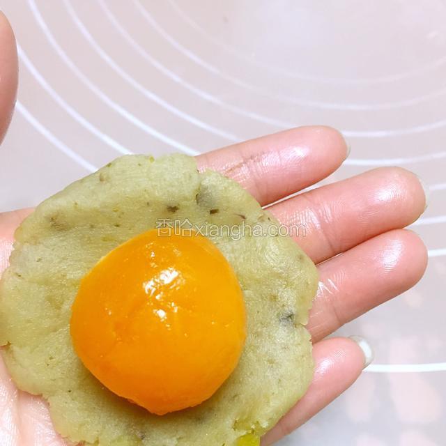 做有酥面饼的时候，把烤好的咸蛋黄用板栗泥包好！