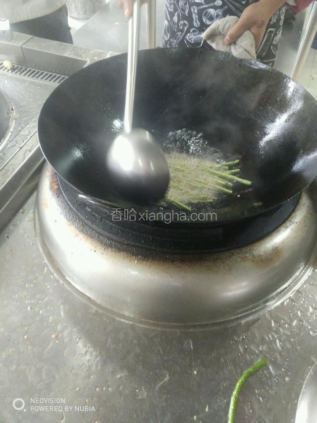 锅烧油3成油温，下主料侵炸，下蒜籽，尖椒炸熟出锅