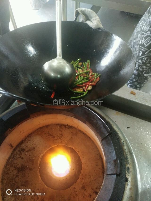 锅留底油下主料辅料加五至十克的水和蒸鱼豉油翻炒出锅
