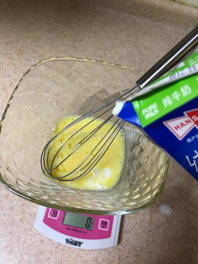 搅打均匀后再加入牛奶。