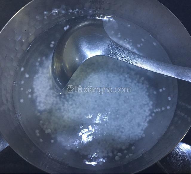 锅烧开水下西米煮2分钟关火焖20分钟。