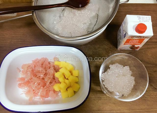 捞出用凉水冲透、控水。