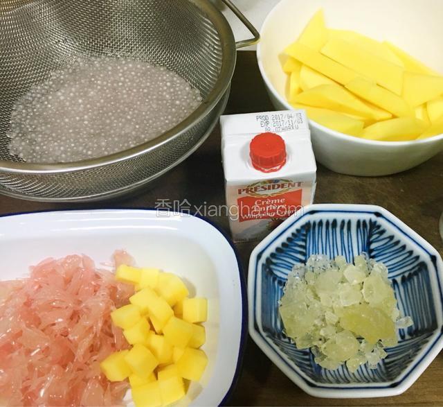 芒果分别切成条和丁两种，西柚撕碎，食材备好。