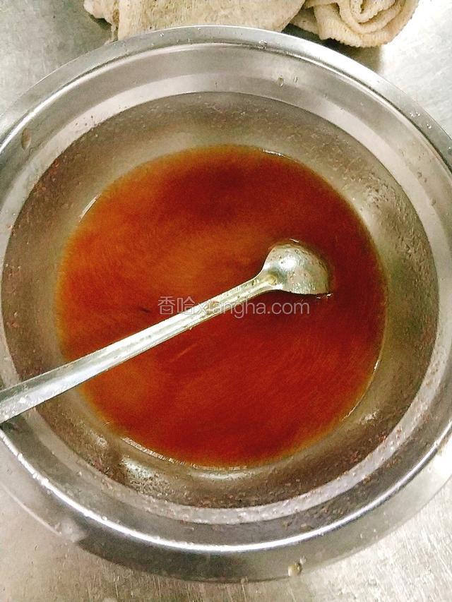 取小碗，调味，加入适量水，调开。