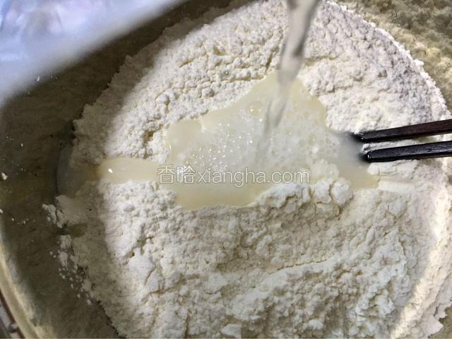将面粉加适量的温水