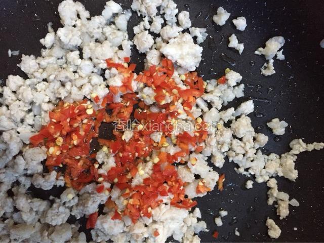 加辣椒末，炒出辣油