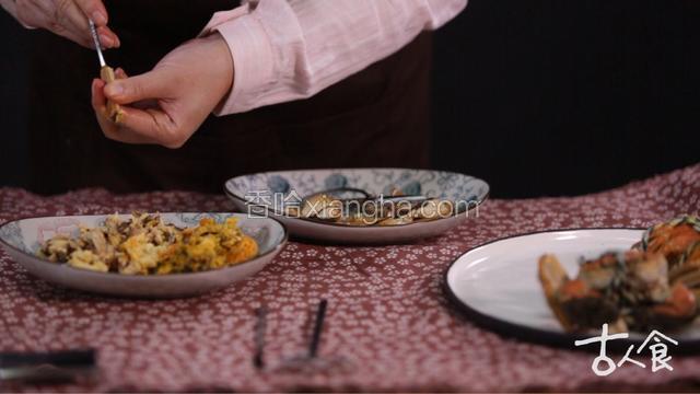 螃蟹同姜片上锅蒸熟，拆出蟹粉、蟹黄