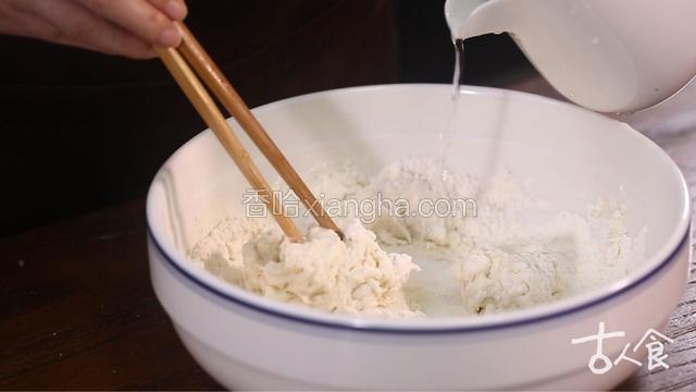 温水化开酵母，和面，置于温暖处待其发好