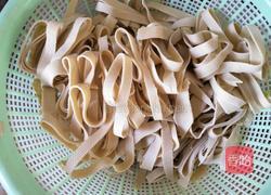 凉拌豆皮的做法图解2