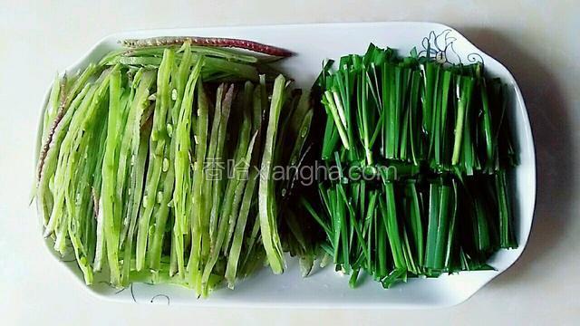 扁豆～从两头撕去老筋洗净切丝（不需要切太细，大约跟韭菜叶宽窄即可），韭菜摘洗切段儿