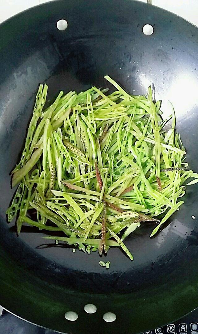 锅内烧干水份，倒入适量食用油烧至七成热，将扁豆丝放入锅里翻炒……