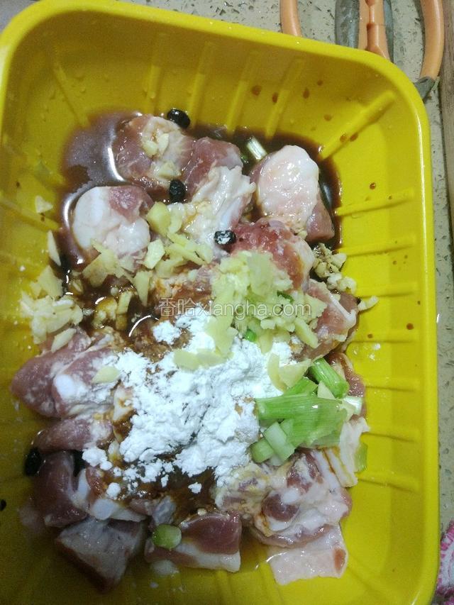 排骨洗干净，放适量的生抽，生粉，料酒，切好的姜末，蒜末，葱段，少许豆豉搅拌均匀！