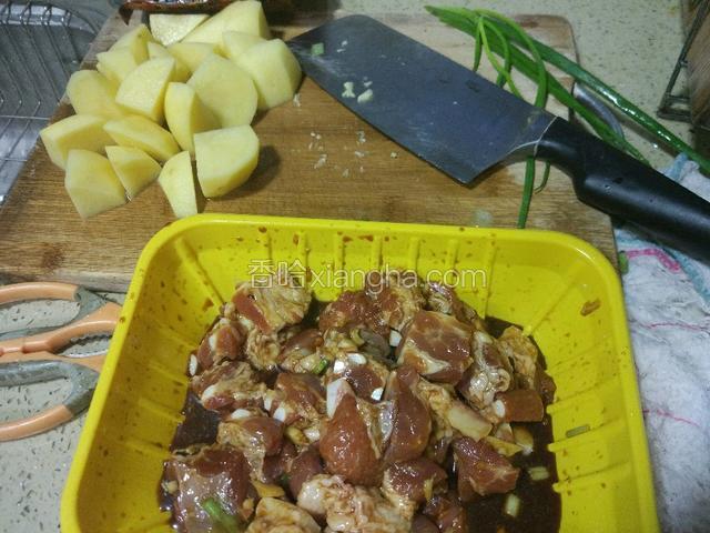 大约腌制十五分钟左右，入味！