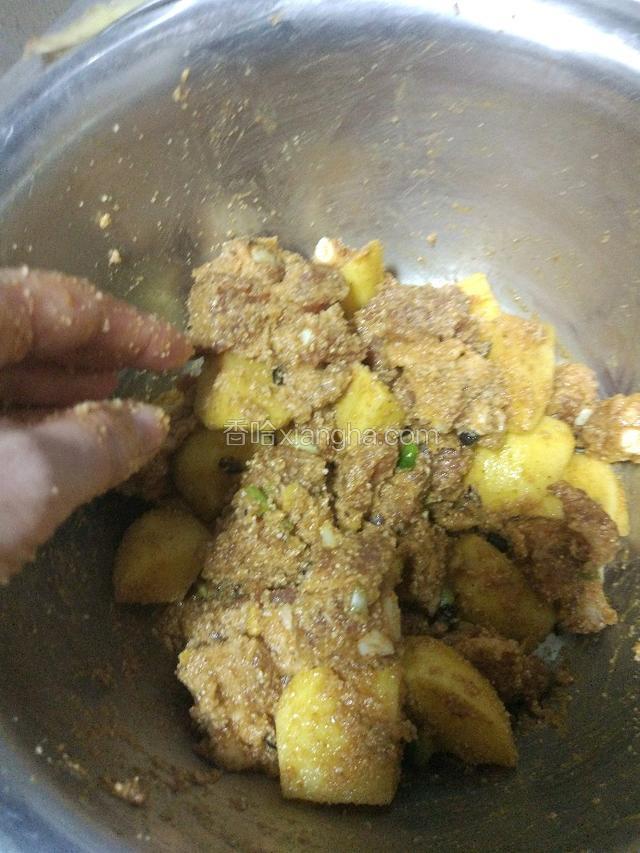 再把切好的土豆，和蒸肉粉放入，拌均匀，放置十五分钟左右！