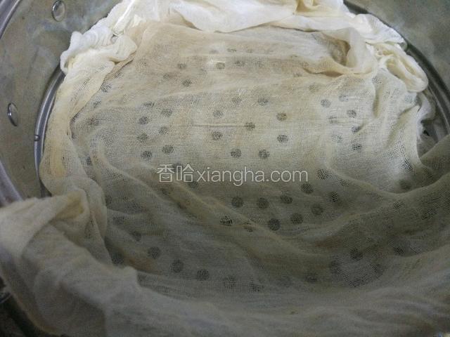 蒸锅上准备好，我用一块沙布铺盖着！也有的用荷叶蒸！