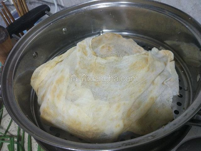 把腌制好的排骨土豆放入，包好纱布！