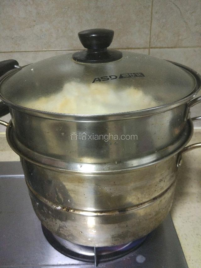 大火烧开，转中火蒸熟！大约二十五分钟左右！