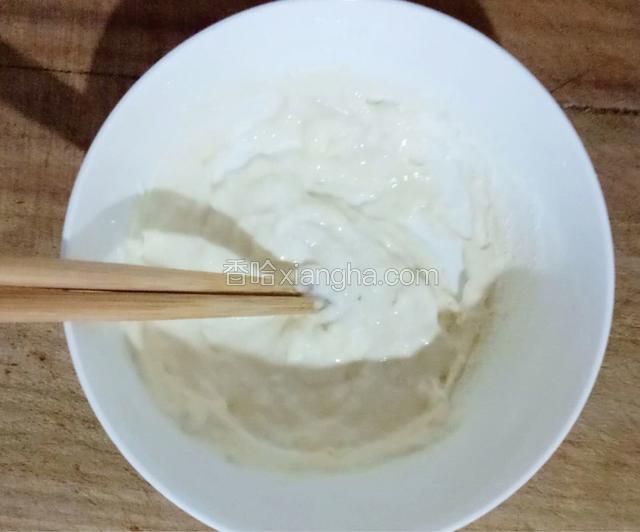 烧水的同时准备面糊，将少许清水加入两勺面粉当中，快速搅拌成无干粉的面糊。