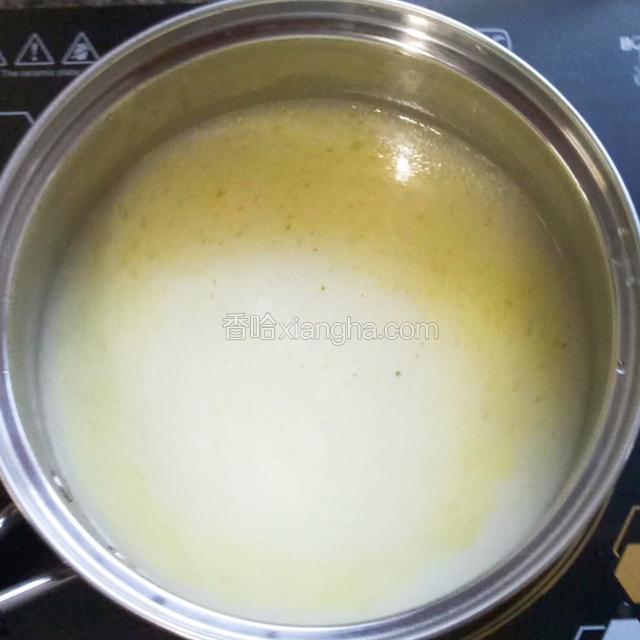 将面汤倒入开水中并快速搅拌均匀，大火十几秒就重新烧开了，此时改为中火。