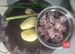 土豆蒸排骨的做法图解1