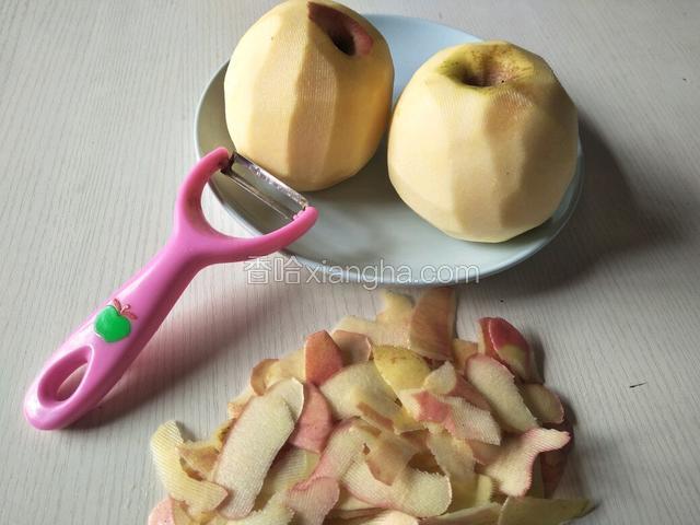 苹果用削皮刀去皮。