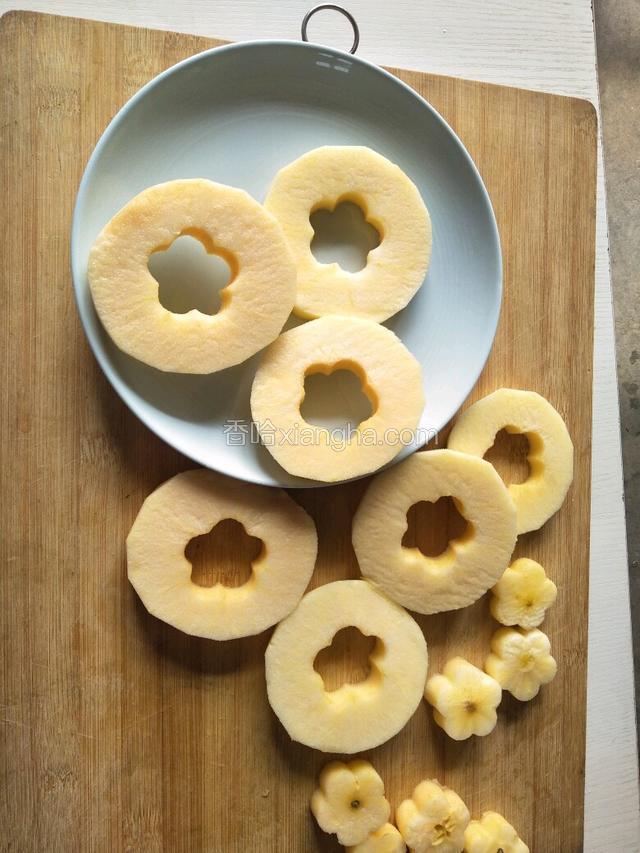 切成片把中间的果核去掉。