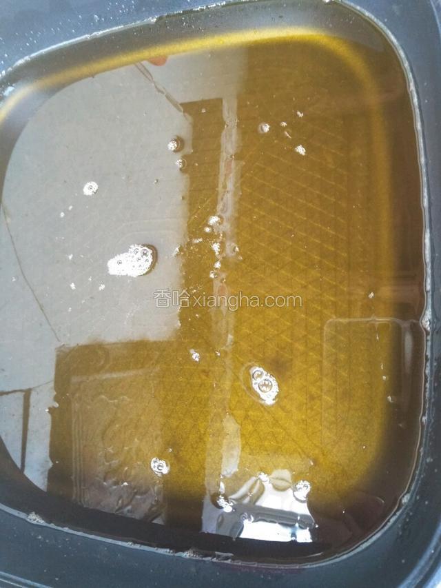 锅里加热倒入食用油。