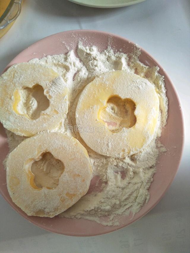 苹果圈蘸面粉。