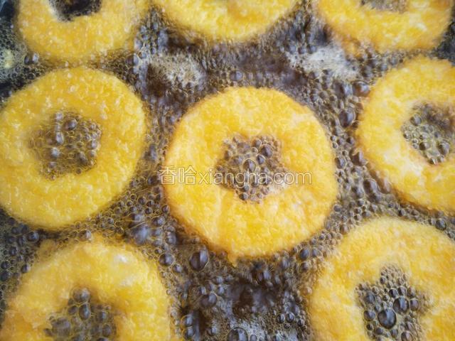 炸至两面金黄就可以出锅啦。