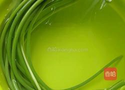 熏肉炒蒜苔的做法图解1