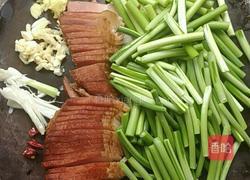 熏肉炒蒜苔的做法图解3