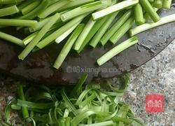 熏肉炒蒜苔的做法图解4