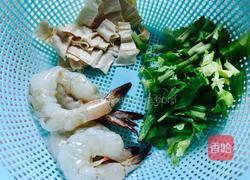 芹香炒河粉的做法图解1