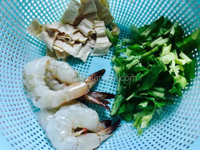 准好食材，鲜虾去壳、虾线，用少许盐腌制2分钟，香芹切碎，腐竹泡发好切粗丝。