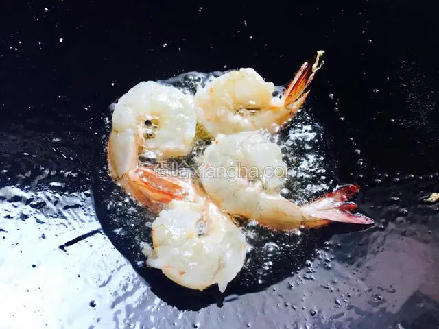 6成热，放入鲜虾煸香