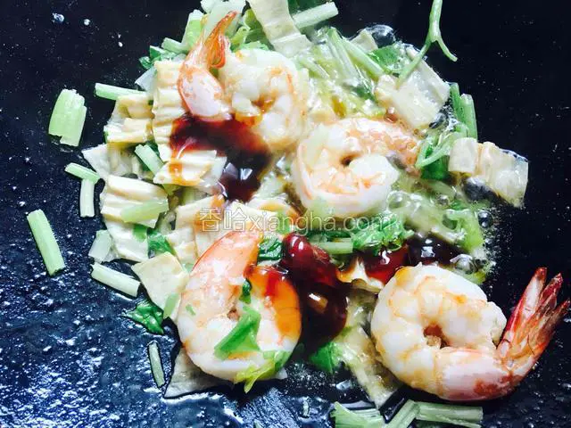 放入适量辣味蚝油煸炒入味