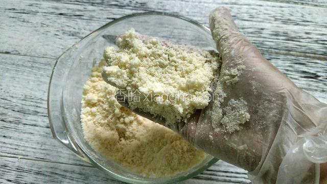 用手揉搓成玉米面状态，如图所示