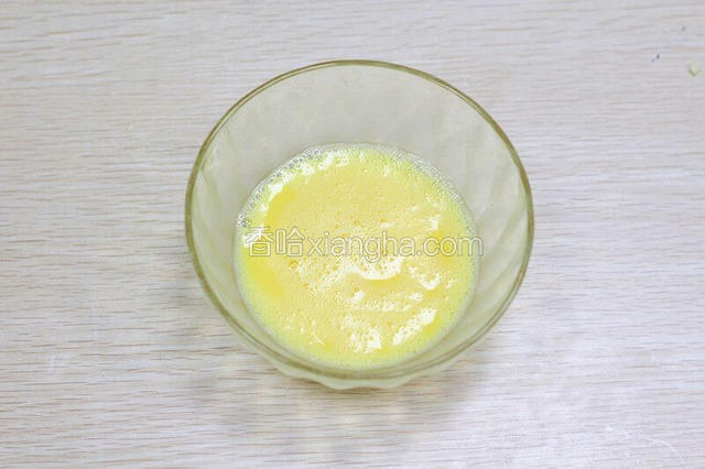 鸡蛋打散均匀备用；