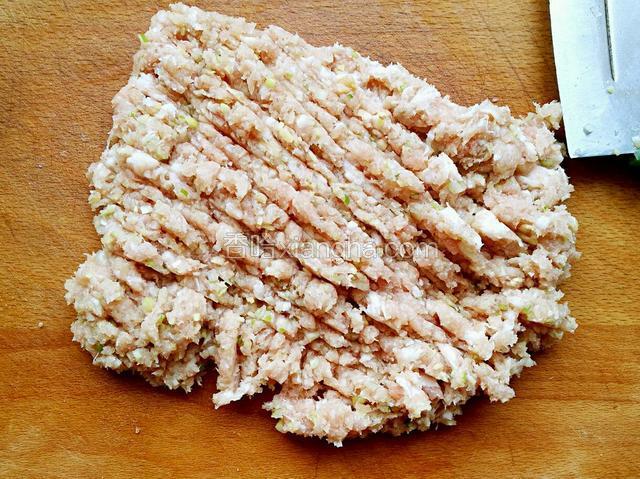 葱姜剁入肉糜中，尽量剁的细一点，如果有料理机，用料理机打肉糜最好。