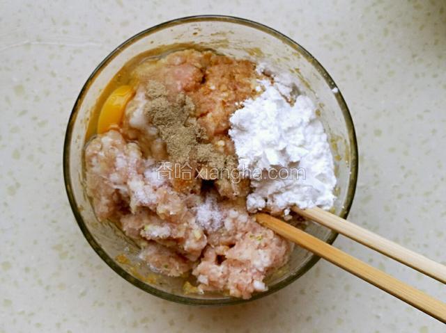 将肉放入碗中，打入鸡蛋，放入生抽，胡椒粉，盐，淀粉