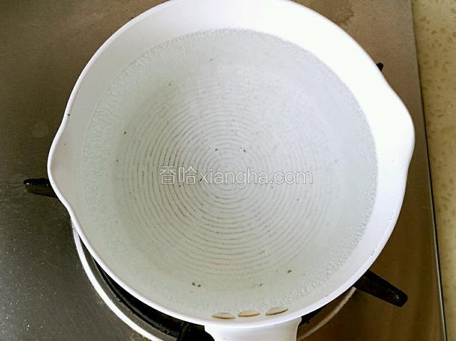 摔打肉糜的时候可以烧水了，烧到有小起泡，调小火