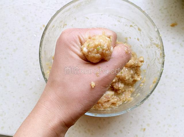 用手的虎口挤成肉丸