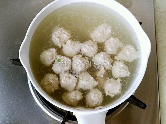 用勺子放入锅中